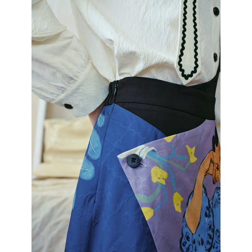 两三事 孤山旧雨 2026春季新款复古印花拼接单边背带半身裙 商品图2