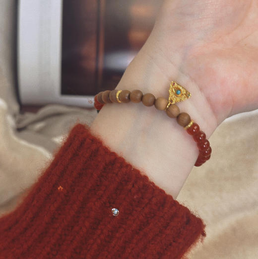 手串，印度老山檀的檀香+孔雀石+红玛瑙+纯银镀真金配件。珠子约6mm。新年style。 商品图5