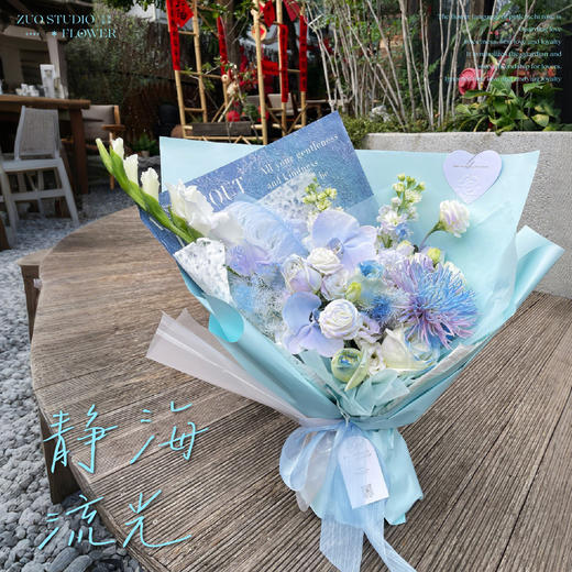 奢华款【静海流光】烟花菊1支/剑兰1支/白玫瑰6支/蝴蝶兰2朵/白桔梗10-12朵/白罗兰2支/蓬莱松2支/鸵鸟毛1支/氛围感鲜花/仪式感鲜花 商品图2