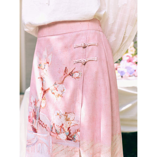 两三事梵高文艺樱雨初霁2026春新款新中式盘扣蕾丝拼接印花半身裙 商品图2