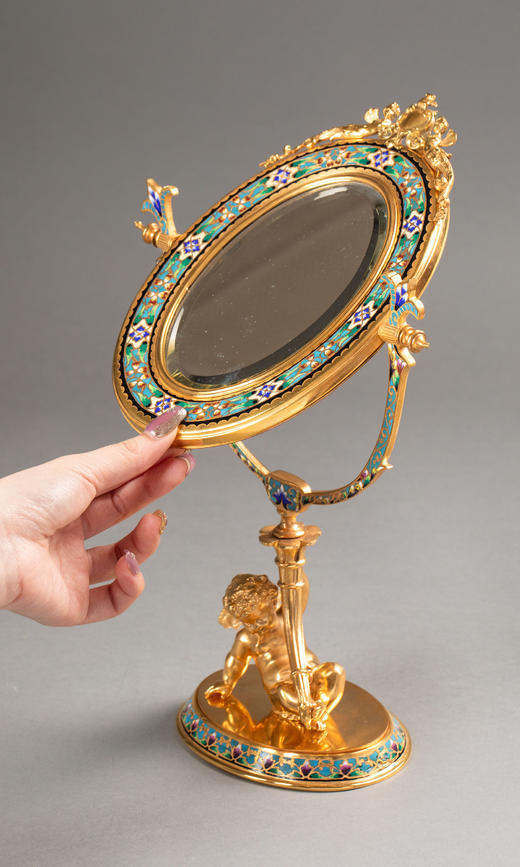 独角鹿西洋古董1850-1870年代法国拿破仑三世时期出品小天使造型铜鎏金精雕镶嵌花卉纹錾胎珐琅桌面立镜 商品图2