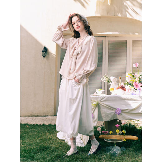 两三事 粉雪旋落 2026春季新款蕾丝拼接荷叶边v领灯笼袖雪纺衫女 商品图3