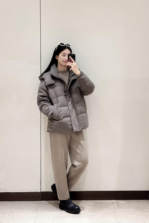 薄呢羽绒服 棕灰色夹花色织纹理 羊毛纤维混纺 面包廓形 + 落肩剪裁 可脱卸帽 + 抽绳细节 一衣多穿实用主义 商品图4