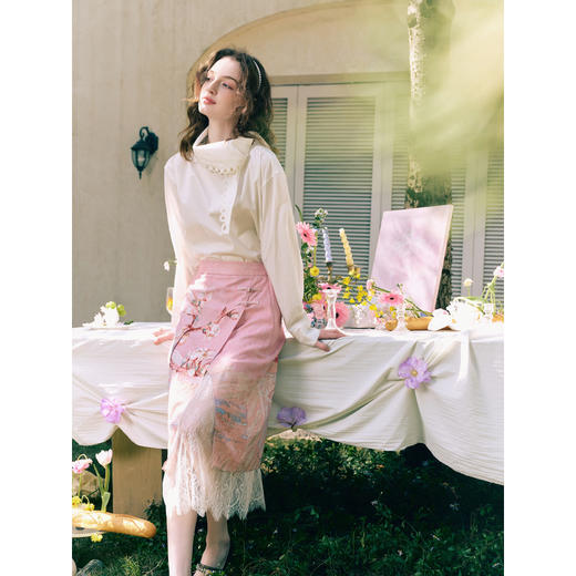 两三事梵高文艺樱雨初霁2026春新款新中式盘扣蕾丝拼接印花半身裙 商品图3