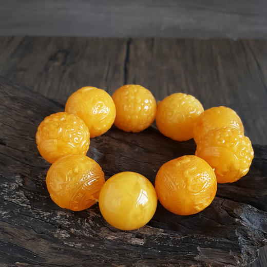 【天然正品】天然精品无杂裂鸡油黄约26-28MM刻如意纹蜜蜡手串17CM（弹力绳）060126NJS04 商品图4