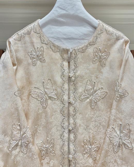 「自」全新升级【铂金会员367/天猫499/差价132】(21957)洛诗琳新中式复古蝴蝶绣花外套2026新款高级感钉珠国风上衣 商品图3