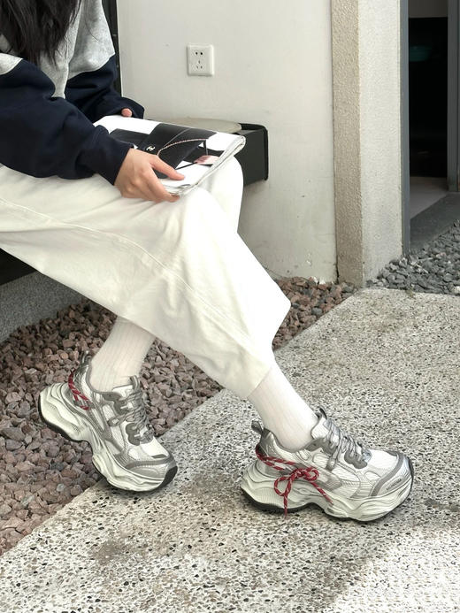 点此购买 巴黎世家女士心动红线双做旧老爹鞋 dx 340255 商品图6