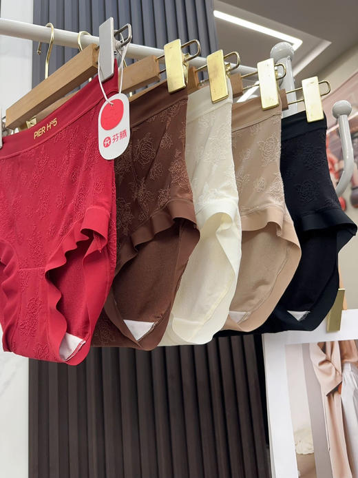 重磅升级‼️品牌直发💰贵妇级内裤🔥热销26W+【FENTENG芬腾国风浮雕“升级版”10A蚕丝收腹裤】红色本命年鸿运内裤一盒5条！上身像第二层肌肤一样舒服！ 客供云柔纱面料，轻薄透气，重磅升级 商品图4