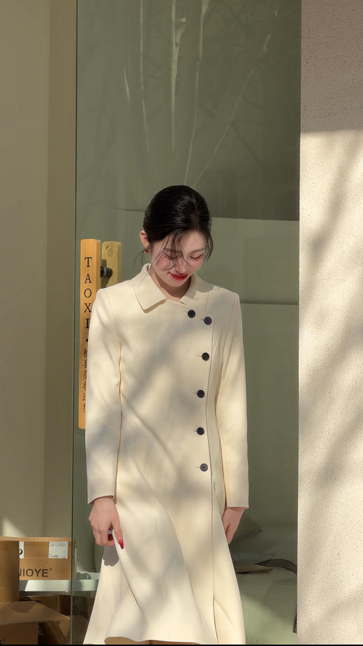 法小曼*子珍专区米白色翻领收腰连衣裙女秋冬中长款通勤Q1511 商品图6