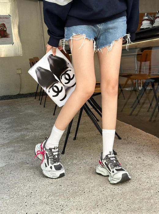 点此购买 巴黎世家女士心动红线双做旧老爹鞋 dx 340255 商品图7