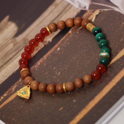 手串，印度老山檀的檀香+孔雀石+红玛瑙+纯银镀真金配件。珠子约6mm。新年style。 商品图1