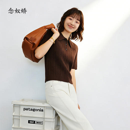 【商场同款】CNK5879 “MIU系学院风POLO半袖针织” 老钱风深咖色绞花毛衫 商品图4