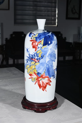 青花点彩颐性养寿，丰硕万年瓶