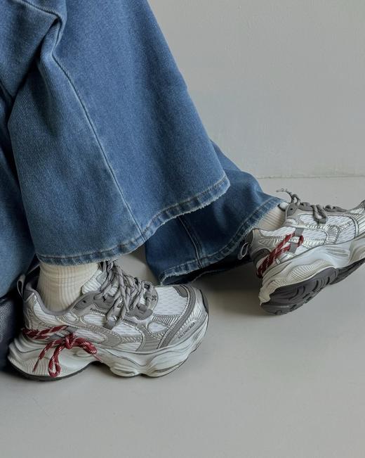 点此购买 巴黎世家女士心动红线双做旧老爹鞋 dx 340255 商品图4