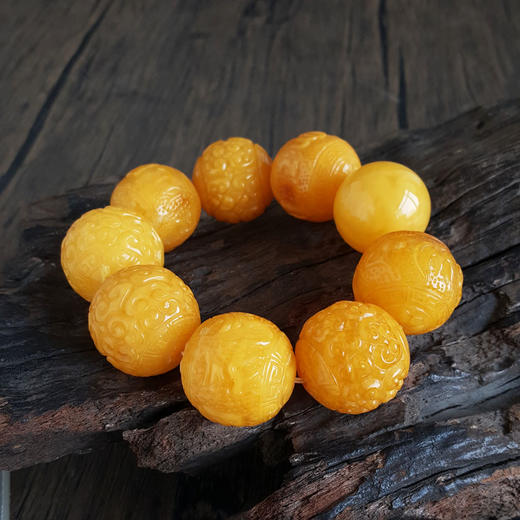 【天然正品】天然精品无杂裂鸡油黄约26-28MM刻如意纹蜜蜡手串17CM（弹力绳）060126NJS04 商品图3