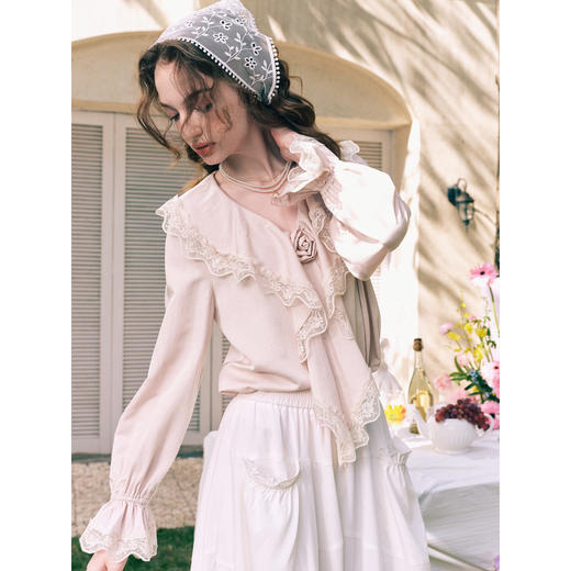 两三事 粉雪旋落 2026春季新款蕾丝拼接荷叶边v领灯笼袖雪纺衫女 商品图2