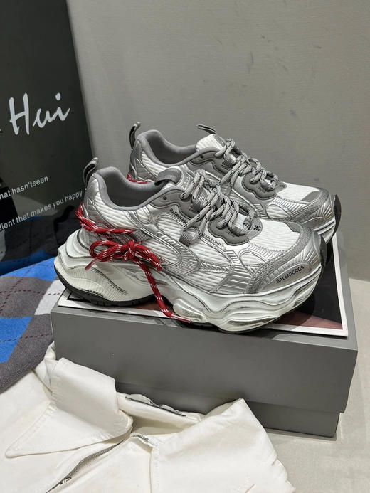 点此购买 巴黎世家女士心动红线双做旧老爹鞋 dx 340255 商品图12