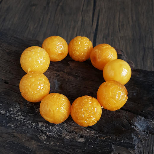 【天然正品】天然精品无杂裂鸡油黄约26-28MM刻如意纹蜜蜡手串17CM（弹力绳）060126NJS04 商品图5