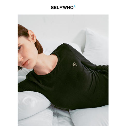 SELFWHO绵羊毛混纺高弹黑色打底衫女2025冬新款撞色刺绣修身上衣 商品图1
