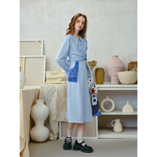 两三事 窗格晴语 2026春季新款温柔风印花拼接扭结a字连衣裙 商品图3