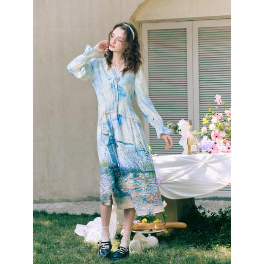 两三事梵高文艺素澜微舟2026春季新款立体花绑带v领印花连衣裙 商品图3