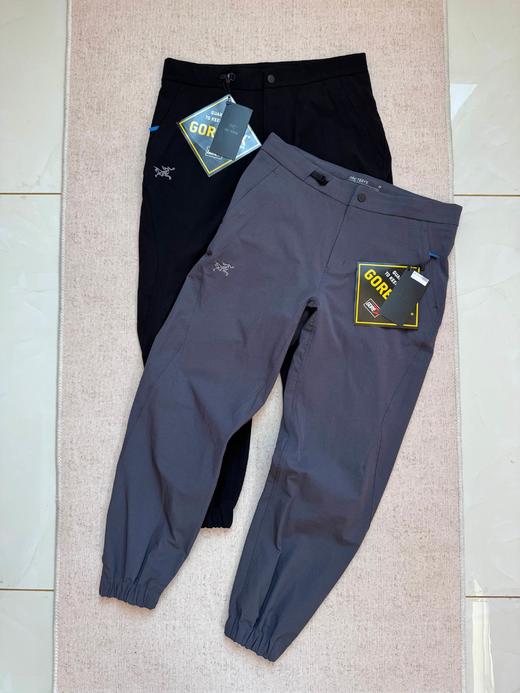 袅家 GAMMA Jogger Men'S 纯色Logo标识软壳松紧腰压胶束脚运动长裤 商品图1