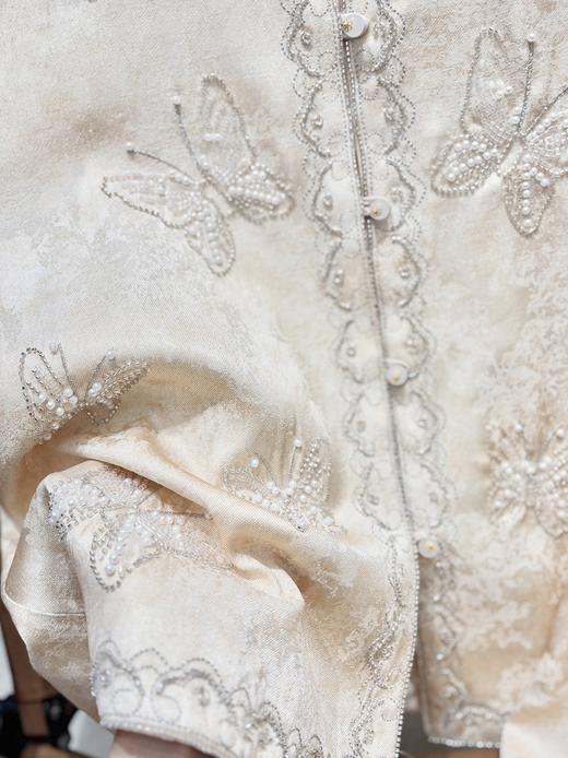 「自」全新升级【铂金会员367/天猫499/差价132】(21957)洛诗琳新中式复古蝴蝶绣花外套2026新款高级感钉珠国风上衣 商品图4