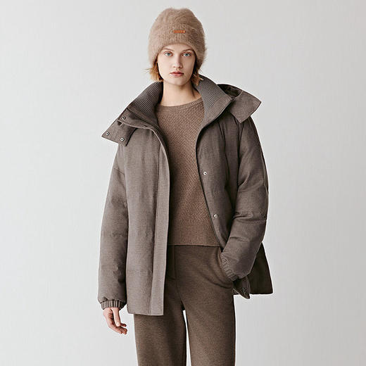 薄呢羽绒服 棕灰色夹花色织纹理 羊毛纤维混纺 面包廓形 + 落肩剪裁 可脱卸帽 + 抽绳细节 一衣多穿实用主义 商品图0