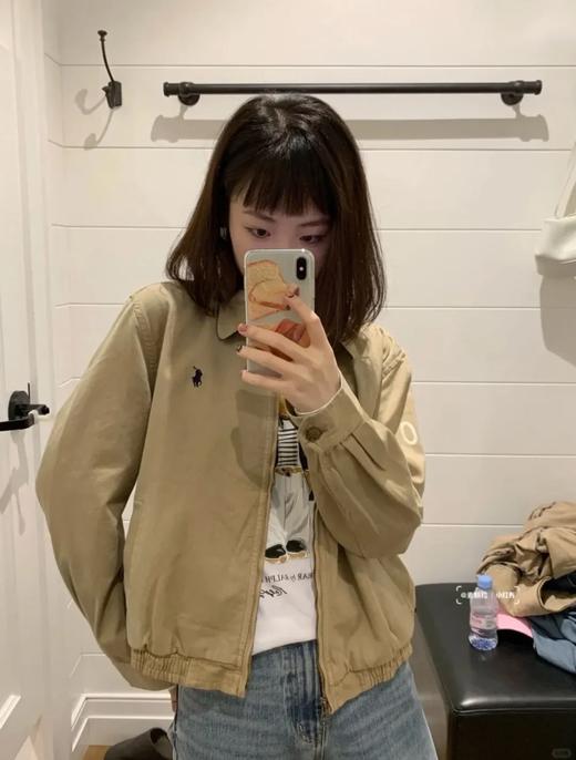 一店k （元厂订单！扫码进官网！）复古老钱风！拉夫👧🏻捡漏！面料工艺绝了！高端成衣工艺！硝洗棉！德国阿曼刺绣工艺！天然牛角扣！酷酷的帅气感轻松拿捏！小马经典哈林顿系列老干部夹克 ！ 商品图9