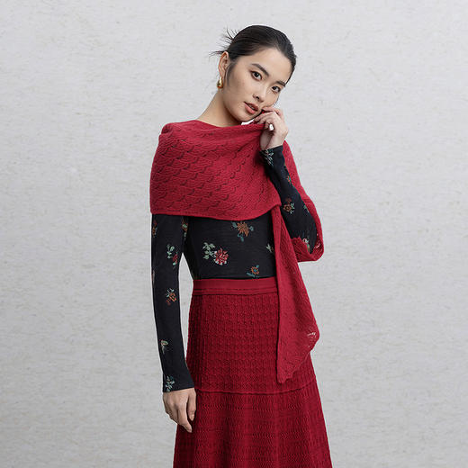 【林栖设计小店】自然绒暖|山羊绒红色镂空提花肌理2026春新款毛织围巾G2961394 商品图3