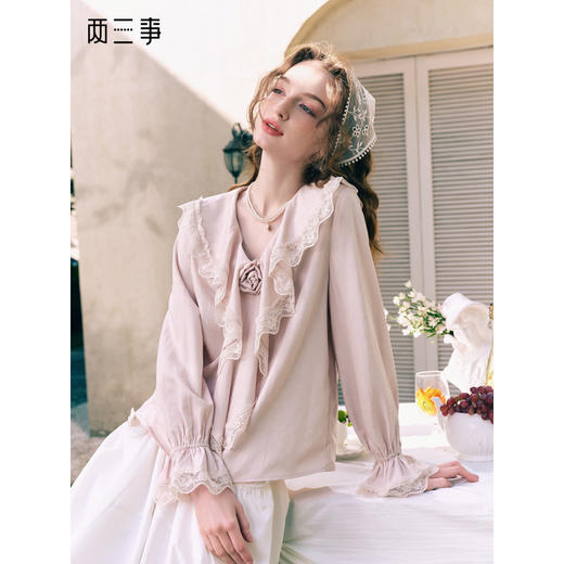 两三事 粉雪旋落 2026春季新款蕾丝拼接荷叶边v领灯笼袖雪纺衫女 商品图0