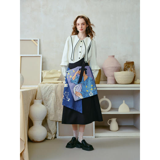 两三事 孤山旧雨 2026春季新款复古印花拼接单边背带半身裙 商品图3