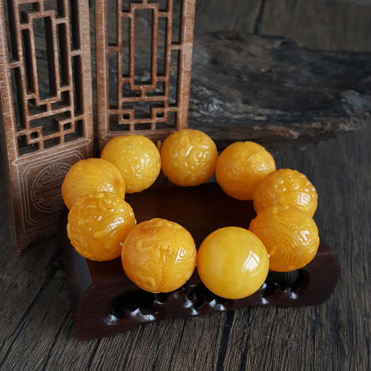 【天然正品】天然精品无杂裂鸡油黄约26-28MM刻如意纹蜜蜡手串17CM（弹力绳）060126NJS04 商品图6