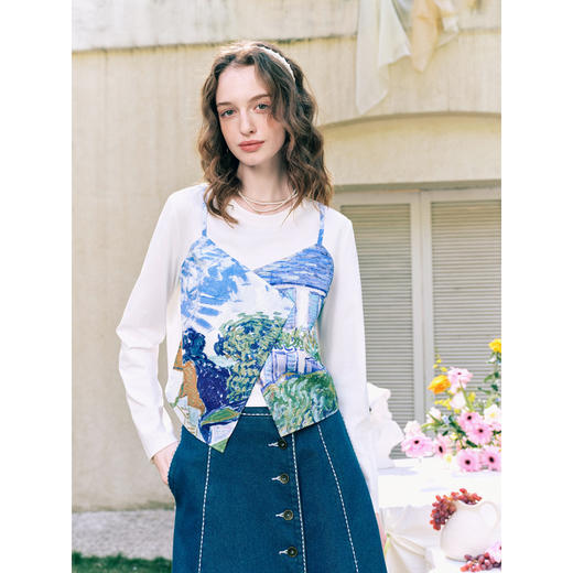 两三事 洇染寻蓝 2026春季新款印花吊带派件假两件长袖t恤女 商品图1