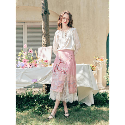 两三事梵高文艺樱雨初霁2026春新款新中式盘扣蕾丝拼接印花半身裙 商品图1