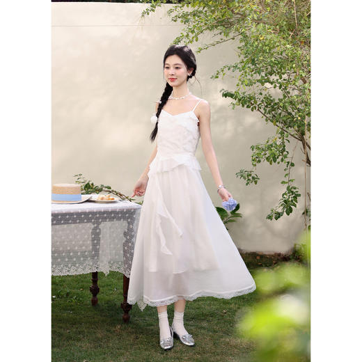 鹿向南「白茶栖春」法式设计感米白色吊带连衣裙女春荷叶边A字裙 商品图1