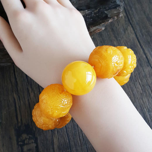 【天然正品】天然精品无杂裂鸡油黄约26-28MM刻如意纹蜜蜡手串17CM（弹力绳）060126NJS04 商品图7