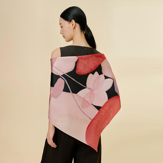 万事利“荷和美美”双面印花大方巾 商品图1