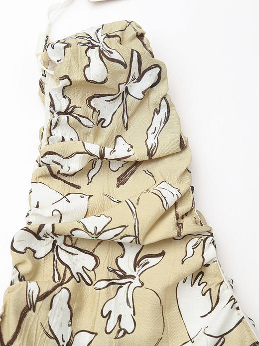 2026 春夏季新品 浅杏色碎花吊带连衣裙 木耳边 V 领宽松度假风中长裙 商品图2