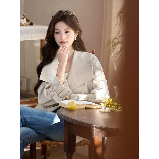 鹿向南「曼彻街头」奶油白长袖大翻领风衣春季新款法式短款外套女 商品图3