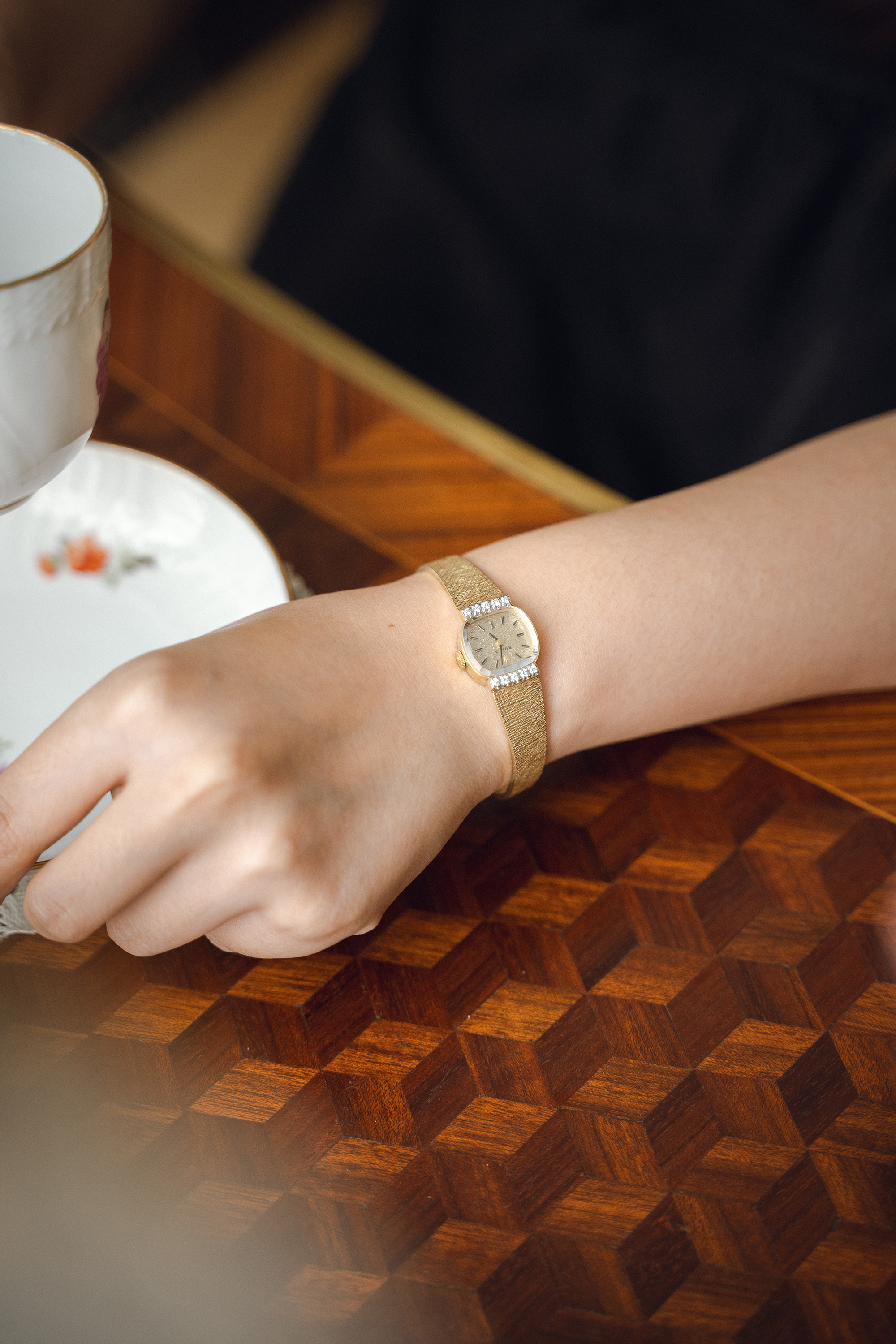 独角鹿西洋古董1970年代瑞士顶级钟表品牌劳力士Rolex出品编织纹理14K黄金表带水晶镶嵌钻石表盘女士腕表