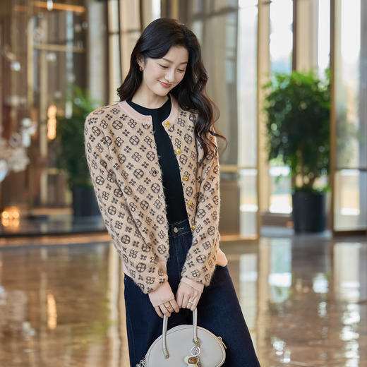 奢姿大码女装2025冬季胖妹妹时尚提花圆领针织开衫气质减龄上衣9054691111 商品图2