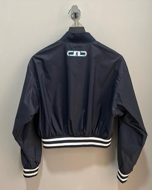 JL家春秋轻量防风外套，🆕妥妥的爆款🔥单品！没有年龄界限的一款运动休闲外套！采用轻量防泼水防风面料，增加多一层网布内里，比单层皮肤衣更为保暖防风，春秋均可穿着，实用性强！ 商品图2