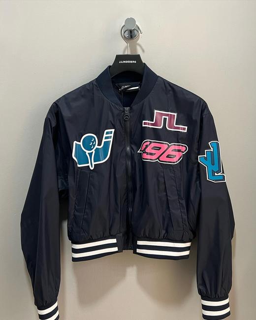 JL家春秋轻量防风外套，🆕妥妥的爆款🔥单品！没有年龄界限的一款运动休闲外套！采用轻量防泼水防风面料，增加多一层网布内里，比单层皮肤衣更为保暖防风，春秋均可穿着，实用性强！ 商品图1