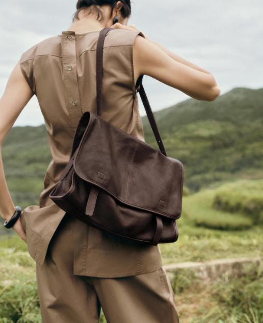 老米优品🎈代工厂直发！《 裘真植鞣小山牛皮复古邮差包》无性别松弛感！大容量 通勤复古休闲 单肩斜挎邮差包 商品图5