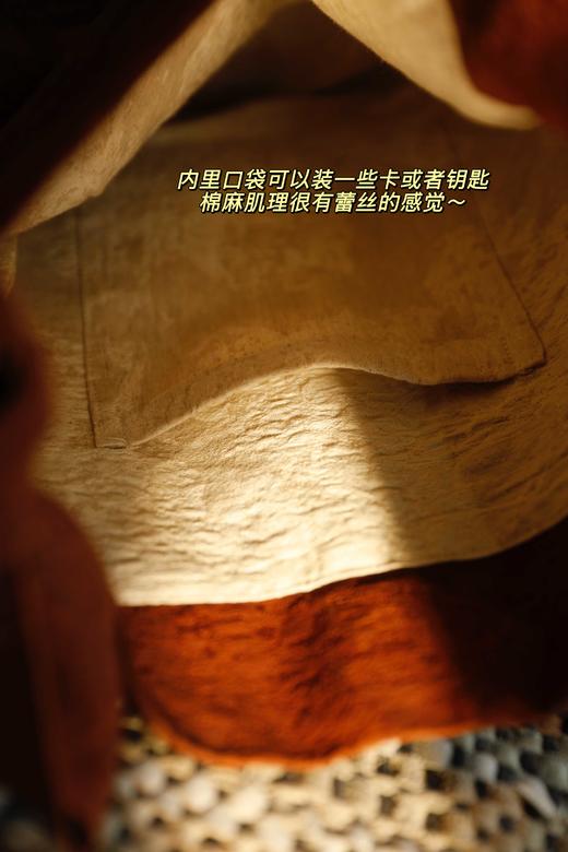 限量供应薯莨手工染斜挎大容量国风桶包！松弛闲适，时髦古朴，中式韵味十足，棉麻自然肌理细腻清晰，近看满满手工温度，越背越软，自带故事感 商品图3