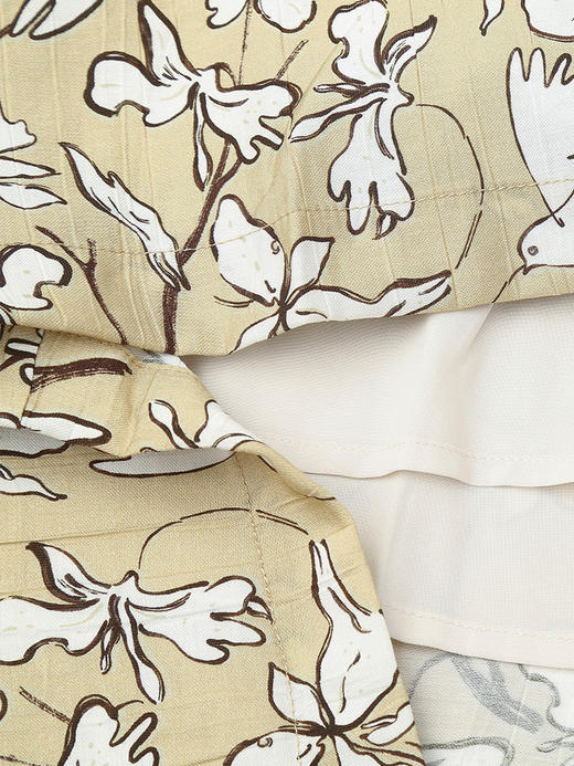 2026 春夏季新品 浅杏色碎花吊带连衣裙 木耳边 V 领宽松度假风中长裙 商品图4