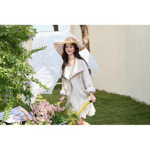 鹿向南「曼彻街头」奶油白长袖大翻领风衣春季新款法式短款外套女 商品图1