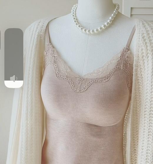 老米优品🎈3-5天！《桑蚕丝竖条纹拼接蕾丝V领细肩带背心》亲暖，精致，唯美内搭~~BX260123A 商品图0