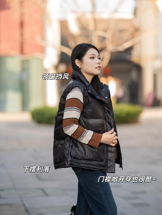 一周发货【90白鸭绒 羽绒马甲】无袖羽绒马夹马甲，💖贴心设计：腋下、下摆可以调节松紧，经典4格充绒，保暖防风，立领。拉链&暗扣双门襟。 商品图5